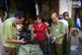 Thu giữ nhiều quân tư trang bày bán trên phố Lê Duẩn