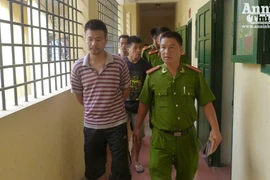 Đánh đập, cướp tiền của khách cầm đồ