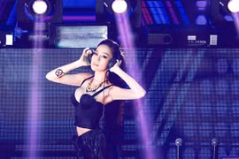 Á hậu Tố Uyên làm DJ cực quyến rũ
