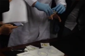 Bộ Y tế thử nghiệm: Omega ăn thủng xốp là bình thường