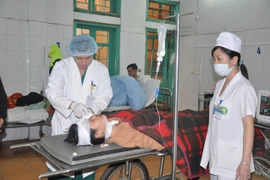 Khẩn trương mổ cấp cứu cho nạn nhân vụ nổ ở Văn Phú, Hà Đông