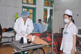 Khẩn trương mổ cấp cứu cho nạn nhân vụ nổ ở Văn Phú, Hà Đông