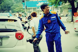 Giá xăng giảm 800 đồng/lít