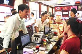 Giá vàng lùi sâu dưới 36 triệu đồng/lượng, có nên "bắt đáy" ?