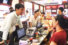 Giá vàng lùi sâu dưới 36 triệu đồng/lượng, có nên "bắt đáy" ?