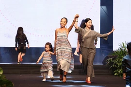 Đoan Trang cùng con gái diện đồ đôi đi catwalk 