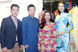 Hoa hậu Hương Giang nổi bật tại triển lãm áo dài