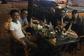 Sau tất cả, Hồ Ngọc Hà và Cường Đôla vui vẻ ngồi ăn cùng nhau