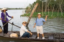 Bố con Hoàng Bách hào hứng chèo thuyền khi quay MV mới