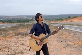 Phạm Anh Khoa cùng hai quý ông tặng quà 8.3 chị em phụ nữ