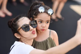 Bảo Anh xinh đẹp đọ dáng cùng mẫu nhí 5 tuổi