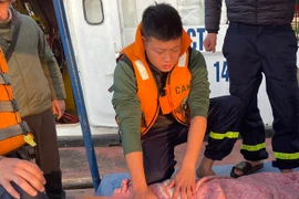 Con trai nhảy cầu được cứu sống, người mẹ viết thư cảm ơn lực lượng Công an