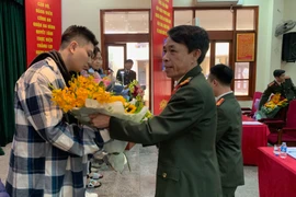 Trao tặng sổ tiết kiệm đến các tân binh trước ngày lên đường nhập ngũ