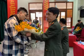 Trao tặng sổ tiết kiệm đến các tân binh trước ngày lên đường nhập ngũ