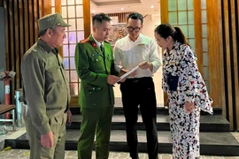 Đi từng ngõ, gõ từng nhà thực hiện rà soát nhân khẩu tạm trú