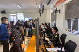 Công dân không nên cấp tập đi làm hộ chiếu gắn chíp điện tử!