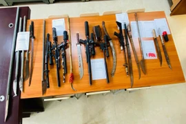 Người dân tự giác giao nộp số lượng lớn hung khí thô sơ, đạn