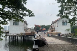 Tại công viên Tuổi trẻ Thủ đô: Các chủ thể vi phạm tự giác tháo dỡ công trình