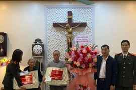 Công an quận Hà Đông: Tặng quà những gia đình Công giáo có hoàn cảnh khó khăn trên địa bàn