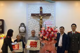 Công an quận Hà Đông: Tặng quà những gia đình Công giáo có hoàn cảnh khó khăn trên địa bàn