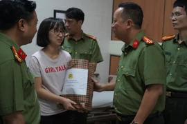 Thăm hỏi, động viên chiến sỹ bị thương trong khi xử lý vụ đối tượng định dùng dao gây án