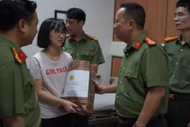 Thăm hỏi, động viên chiến sỹ bị thương trong khi xử lý vụ đối tượng định dùng dao gây án