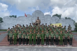 Đoàn Ủy ban kiểm tra Đảng uỷ Công an thành phố Hà Nội báo công dâng Bác