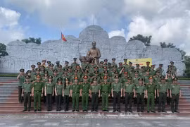 Đoàn Ủy ban kiểm tra Đảng uỷ Công an thành phố Hà Nội báo công dâng Bác