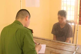 Khởi tố kẻ 'giáo dục' bé 5 tuổi bằng roi tre, dép, mắc quần áo