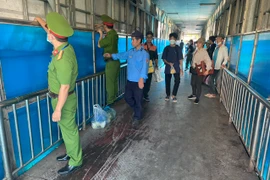 Ra quân giải quyết hàng rong trên cầu vượt cổng Bệnh viện Bạch Mai