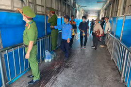 Ra quân giải quyết hàng rong trên cầu vượt cổng Bệnh viện Bạch Mai