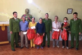 Tặng quà các gia đình hoàn cảnh khó khăn dịp Tết Nguyên đán Quý Mão