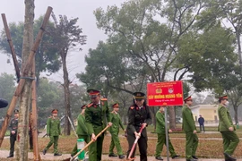 Cụm thi đua số 8 - Công an Hà Nội trồng cây nhớ ơn Bác Hồ