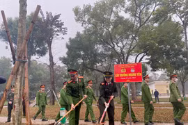 Cụm thi đua số 8 - Công an Hà Nội trồng cây nhớ ơn Bác Hồ