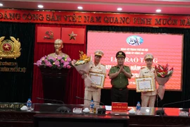 Thiếu tướng Nguyễn Hồng Ky - Phó Giám đốc Công an Hà Nội vinh dự đón nhận Huy hiệu 30 năm tuổi Đảng