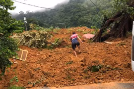 Khẩn trương cứu hộ tổ CSGT gặp sự cố sạt lở nghiêm trọng tại đèo Bảo Lộc