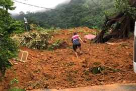 Khẩn trương cứu hộ tổ CSGT gặp sự cố sạt lở nghiêm trọng tại đèo Bảo Lộc