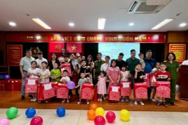 Nhân lên niềm vui của cán bộ chiến sỹ văn phòng Cơ quan CSĐT CATP Hà Nội