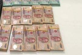 16 tập tiền trong phòng làm việc của vị Thẩm phán