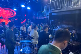 Hà Nội: 13 người dương tính với ma túy tại quán bar “Rex” 