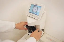 Kính Hải Triều có gì khác biệt so với ‘đối thủ’?