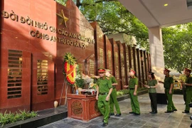 Công an quận Ba Đình: Dâng hương tưởng niệm các Anh hùng, Liệt sĩ 
