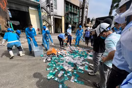 Tiêu hủy hàng hóa vi phạm trị giá khoảng 4 tỷ đồng