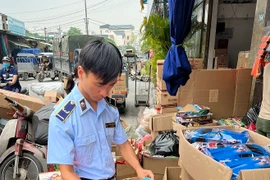 Thu giữ hàng trăm nghìn sản phẩm bánh kẹo, thực phẩm không rõ nguồn gốc