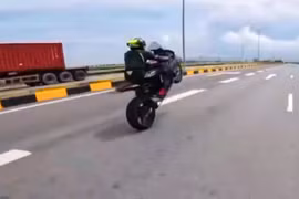 Cơ quan Công an làm việc với nhóm người phóng mô tô gần 300km/h ở Cát Bà