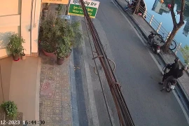 Chiếc xe Honda SH dựng bên hồ Trúc Bạch và 35 giây 'săn mồi' của 2 tên gian