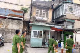 Hà Nội: Giải cứu cô gái trẻ vắt vẻo trên tầng cao trong trạng thái bất thường