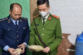 Ngao ngán cảnh sống tạm bợ của nhân viên ship 'khí cười' tại khu cảng Hà Nội