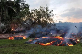 Suối dung nham 2.000 độ sắp “nuốt chửng” khu dân cư trên đảo Hawaii