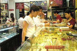 Giá vàng sụt giảm gần 100.000 đồng/lượng